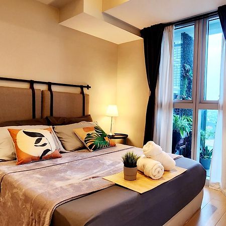 Spacious Unit Steps Away From Uptown Mall And Mitsukoshi Mall Free Parking With Washer Manila Exterior photo