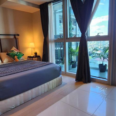 Spacious Unit Steps Away From Uptown Mall And Mitsukoshi Mall Free Parking With Washer Manila Exterior photo