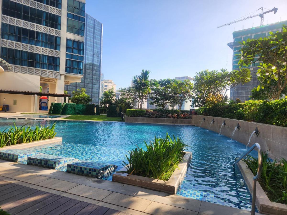 Spacious Unit Steps Away From Uptown Mall And Mitsukoshi Mall Free Parking With Washer Manila Exterior photo