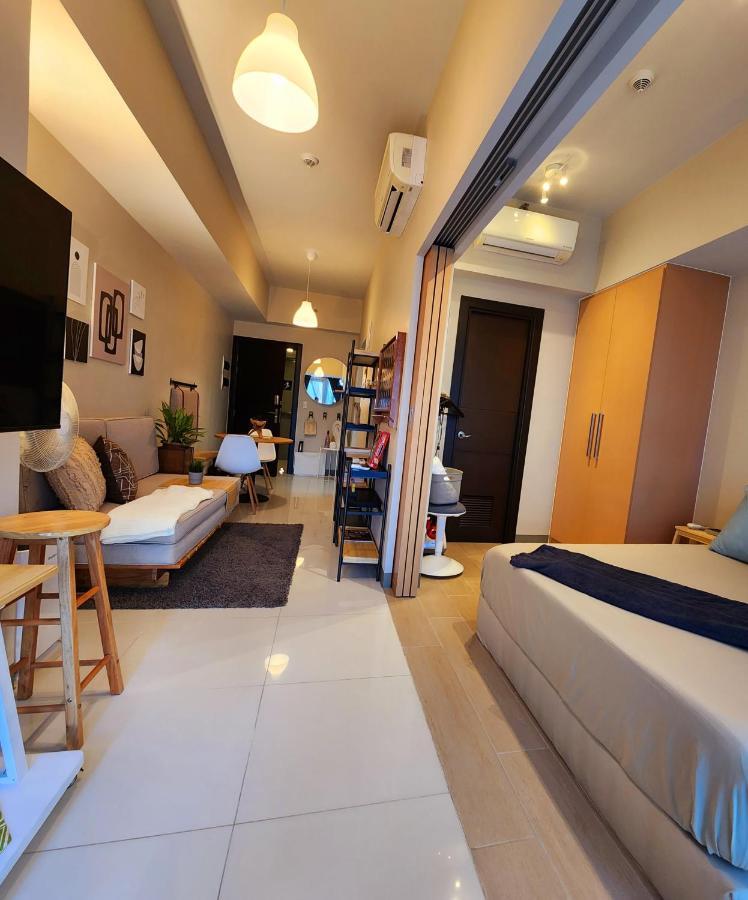 Spacious Unit Steps Away From Uptown Mall And Mitsukoshi Mall Free Parking With Washer Manila Exterior photo