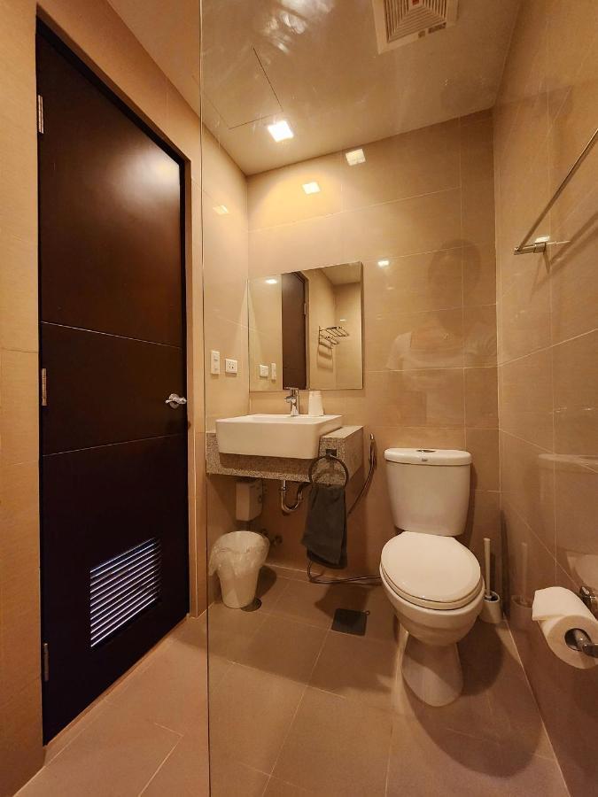 Spacious Unit Steps Away From Uptown Mall And Mitsukoshi Mall Free Parking With Washer Manila Exterior photo