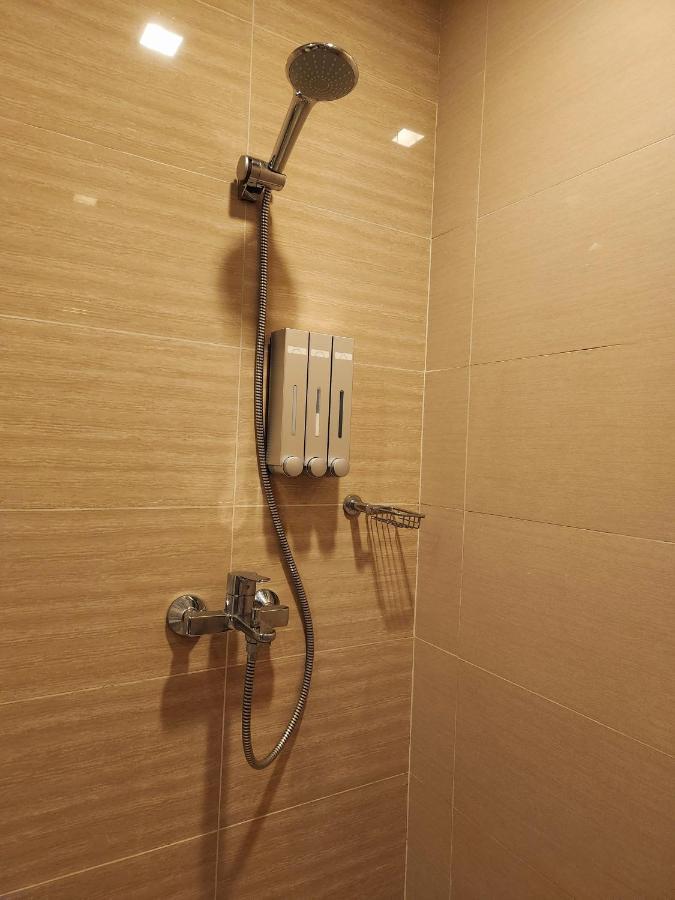 Spacious Unit Steps Away From Uptown Mall And Mitsukoshi Mall Free Parking With Washer Manila Exterior photo