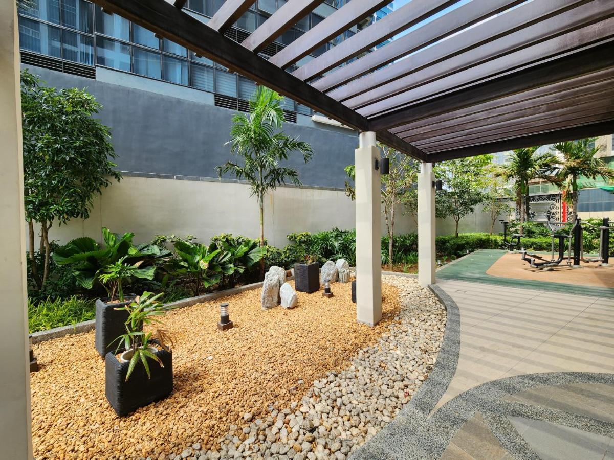 Spacious Unit Steps Away From Uptown Mall And Mitsukoshi Mall Free Parking With Washer Manila Exterior photo