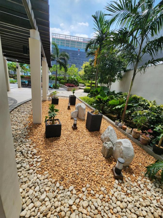 Spacious Unit Steps Away From Uptown Mall And Mitsukoshi Mall Free Parking With Washer Manila Exterior photo
