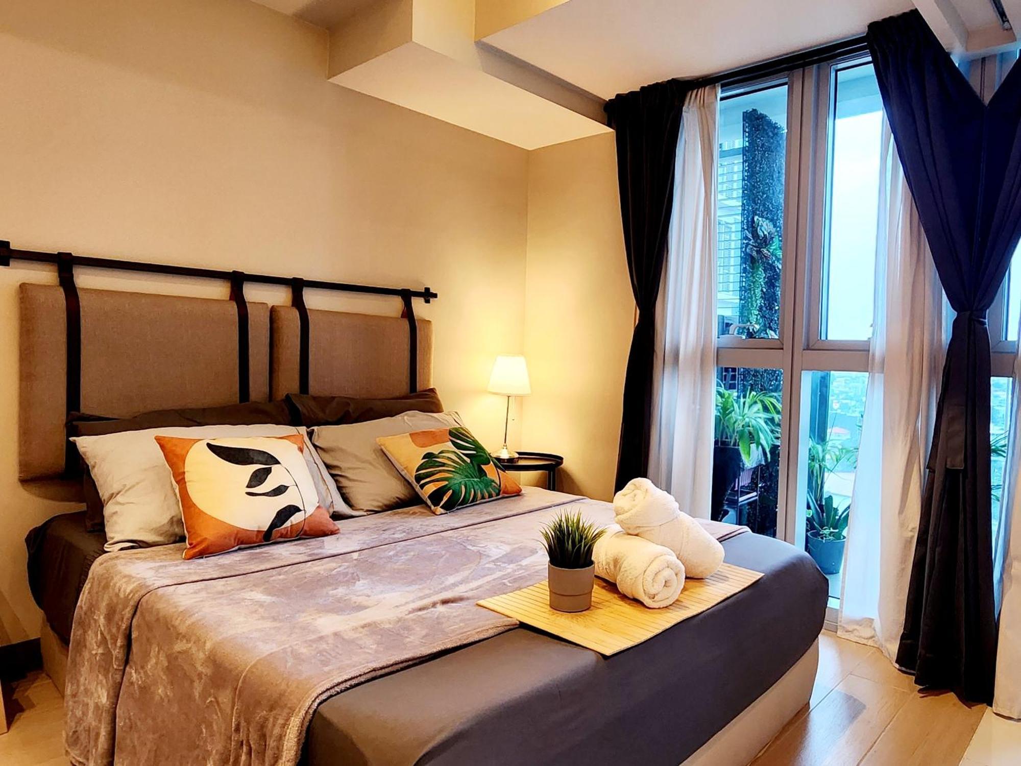 Spacious Unit Steps Away From Uptown Mall And Mitsukoshi Mall Free Parking With Washer Manila Exterior photo